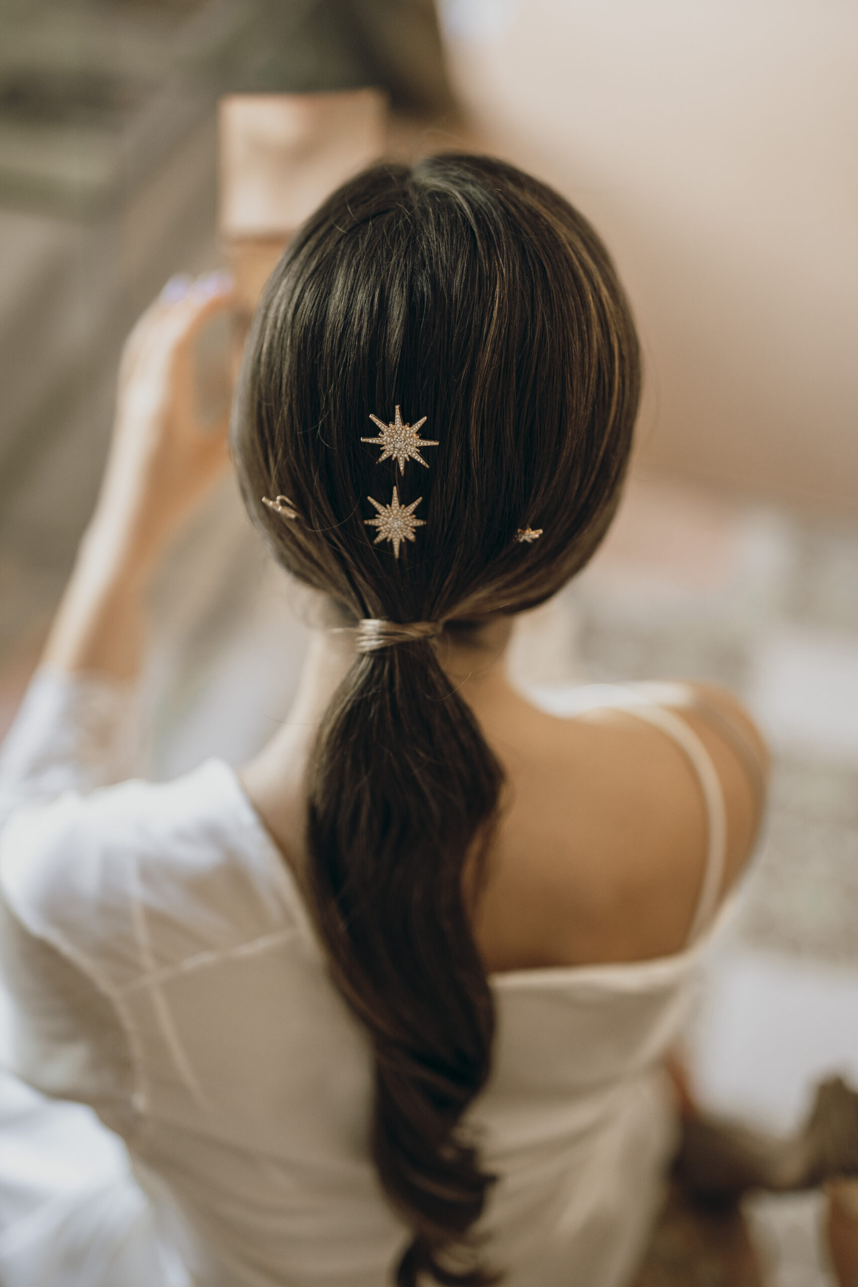 La coleta de Marta con peinas de estrellas